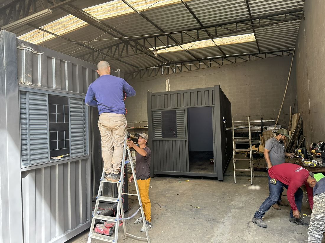 Equipe própria montando painéis internos