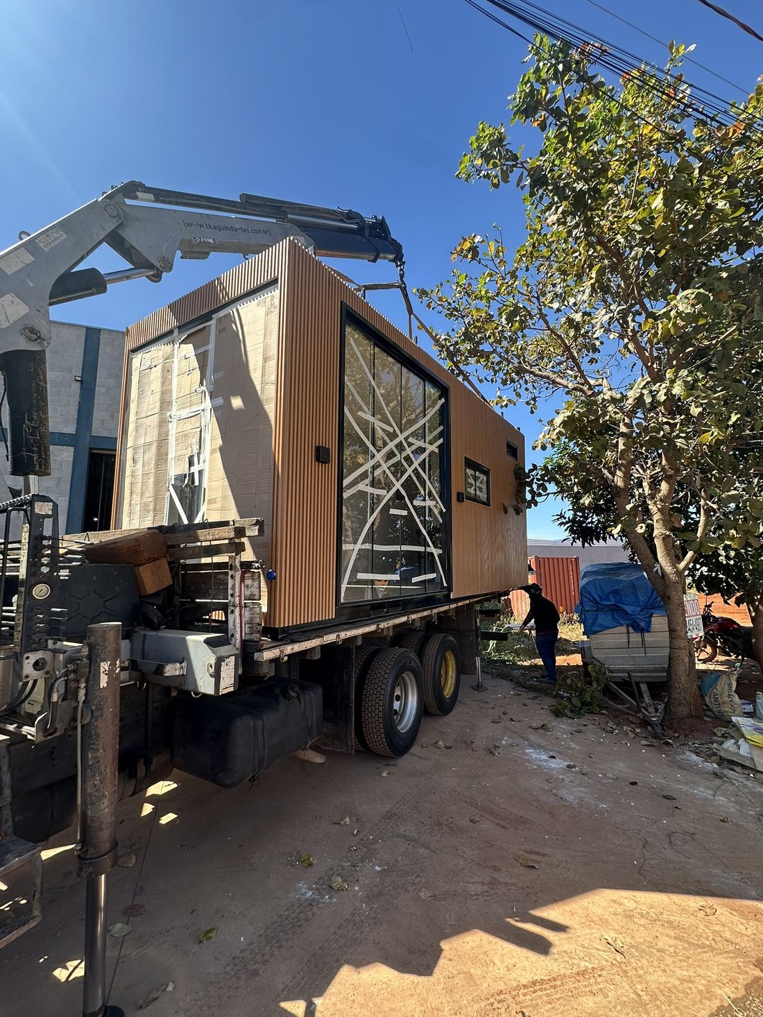 Módulo sendo içado para transporte