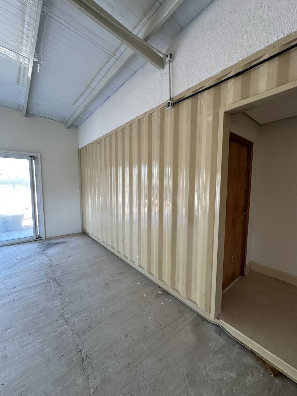 Parede corrugada aparente no interior