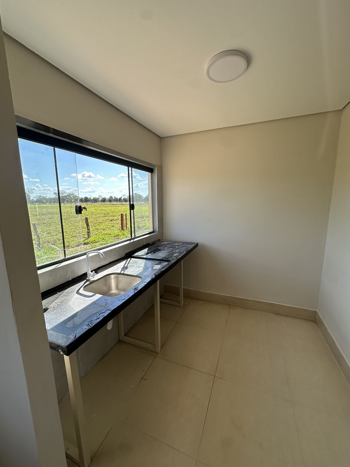 Cozinha com bancada e janela panorâmica
