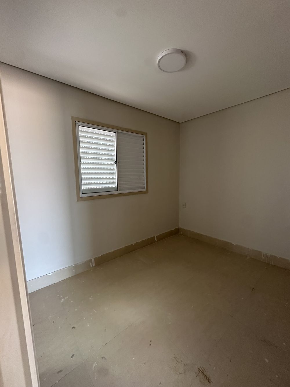 Quarto acabado com janela