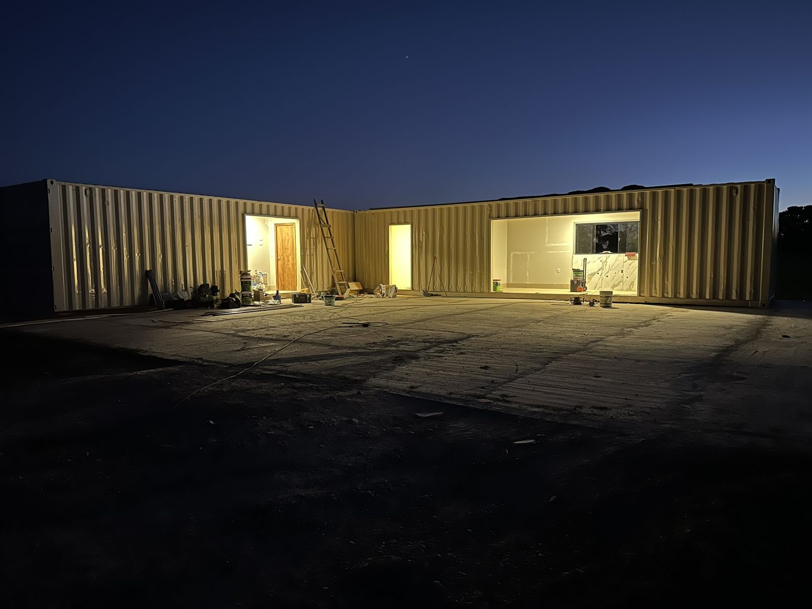 Kitnets em módulo instaladas e iluminadas ao anoitecer